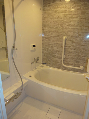 浴槽も洗い場も広げて快適に 浴槽も洗い場も広げて快適に